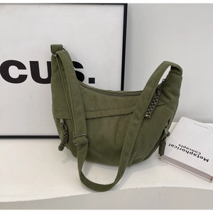 Détail du sac bandoulière en velours côtelé vert armée, texture et sangle réglable