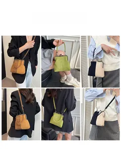 Mannequin portant le sac rétro à fermoir baiser en marron, vert et bicolore en bandoulière