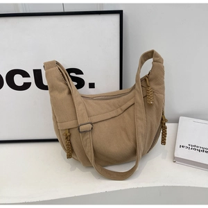 Détail du sac hobo en velours côtelé kaki avec texture nervurée et tirette tressée