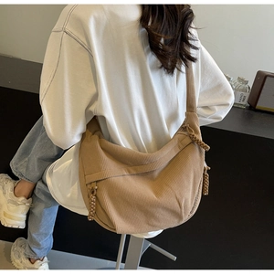 Vue détaillée du dos d'un sac bandoulière en velours côtelé kaki en forme de lune