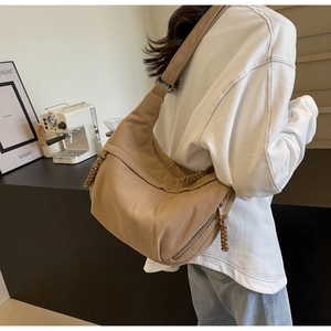 Détail du sac bandoulière en velours côtelé camel avec fermeture éclair et sangle réglable