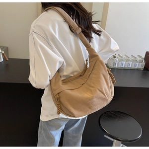 Détail du sac hobo en velours côtelé avec sangle réglable et tirette tressée