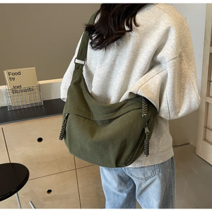 Détail de la texture en velours côtelé vert olive et bandoulière de la besace