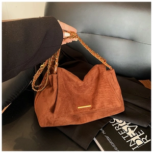 Détails du sac cabas marron en daim avec bandoulière chaîne et garniture dorée