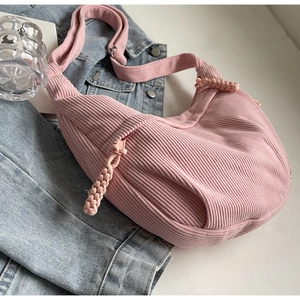 Détail du sac croissant en velours côtelé rose avec tirette de zip tissée chic