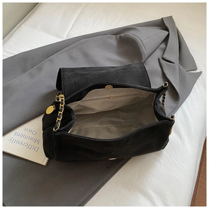 Détail du grand sac cabas montrant la poche intérieure zippée et le fermoir doré