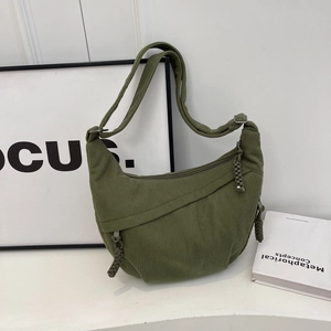 Sac bandoulière demi-lune en velours côtelé vert olive avec bandoulière large et moderne