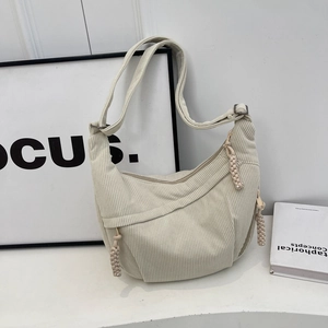 Sac hobo japonais en velours côtelé crème avec tirettes tressées et bandoulière large