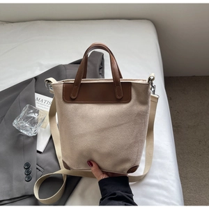 Dettaglio borsa tote vintage in pelle scamosciata con manici in pelle e tracolla