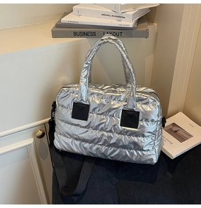 Détail du sac cabas matelassé argenté avec texture bouffante et bandoulière noire