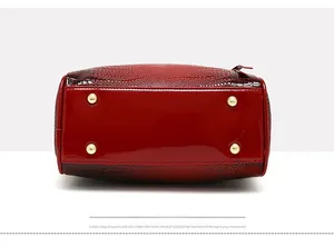 Vue détaillée du fond du sac rouge effet crocodile avec clous de protection dorés