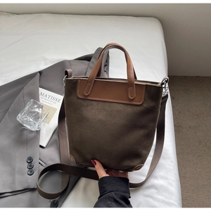 Dettaglio della borsa in pelle scamosciata marrone vintage con rifiniture in pelle