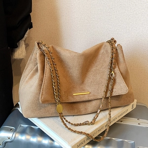 Grand sac cabas en daim camel avec bandoulière chaîne dorée et détail métallique