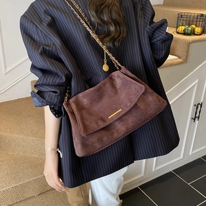 Cabas en daim marron avec chaîne dorée et pendentif, style rétro minimaliste pour femmes
