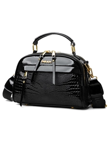 Détail du sac en cuir verni noir avec texture croco et logo FASHION doré brillant