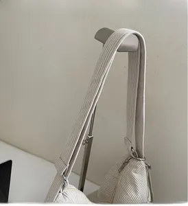 Detail des Cord-Taschengriffs mit silbernen Metallringen und Reißverschluss