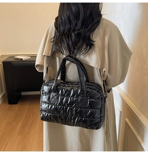 Vue arrière d'un mannequin portant un sac cabas matelassé noir avec bandoulière réglable