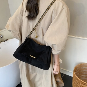 Grand sac cabas en daim noir avec bandoulière chaîne dorée et pendentif chic