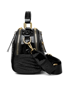 Détail de la finition cuir de crocodile noir et texture vernie brillante avec zips dorés