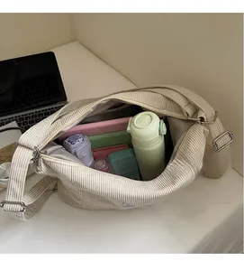 Makroaufnahme einer Cord-Tragetasche mit Platz für Regenschirm, Wasserflasche und Bücher