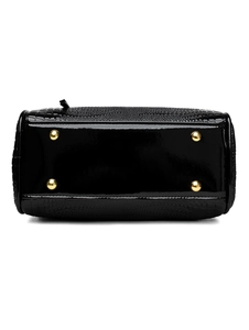 Vue détaillée du fond du sac en cuir verni noir avec pieds de protection dorés