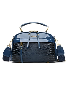 Détail du sac à main bleu foncé en cuir verni et gaufré croco avec bandoulière en tissu