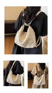 Detail der cremeweißen Cordtasche mit verstellbaren Riemen und modischem Etikett