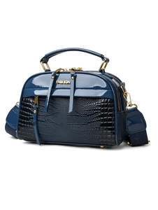 Détail du sac bleu marine avec motif crocodile et quincaillerie dorée brillante