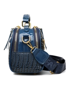 Détail du sac à main en cuir bleu marine avec motif crocodile et zips dorés