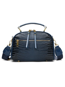 Détail du sac coque en cuir gaufré crocodile bleu foncé avec fermeture dorée