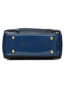 Détail de la base du sac à main bleu marine avec clous de protection dorés et cuir de qualité