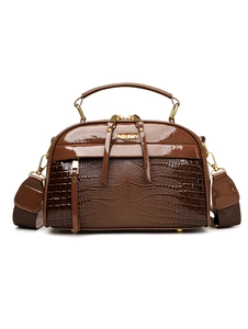 Détail du sac à main marron effet crocodile avec fermetures éclair dorées