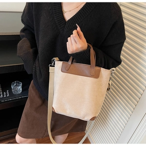 Dettaglio borsa tote in pelle scamosciata vintage con inserti in pelle e tracolla larga
