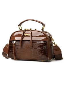 Détail du sac marron en patchwork avec texture croco et logo Fashion métallique