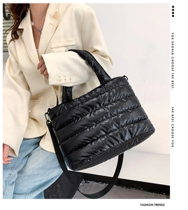 Détail du sac matelassé noir montrant la texture nylon brillante et la bandoulière