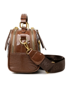 Détail du sac carré marron gaufré croco avec quincaillerie dorée et bandoulière mode