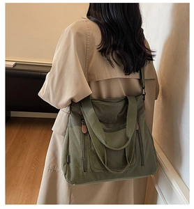Vue détaillée du sac cabas en velours côtelé vert avec bandoulière et poche zippée
