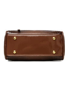 Vue détaillée du fond du sac marron gaufré crocodile avec quatre clous dorés