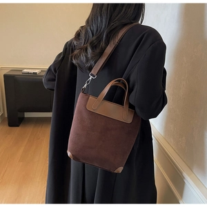 Vista posteriore dettagliata di una borsa tote vintage in pelle scamosciata marrone scuro