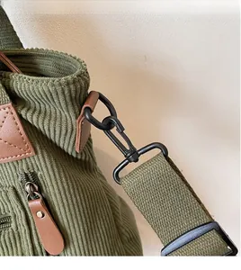 Gros plan du crochet en métal mat et de la garniture en cuir sur le sac en velours