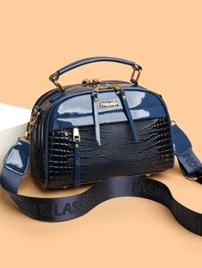 Détail du sac bleu foncé texture croco avec logo doré FASHION et bandoulière large