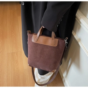 Dettaglio della borsa tote vintage in pelle scamosciata marrone con angoli in pelle