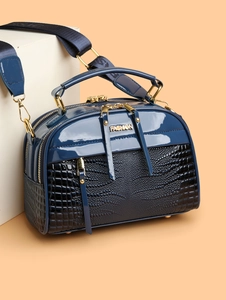 Détail du sac bleu marine en cuir verni et texture avec embossage style crocodile