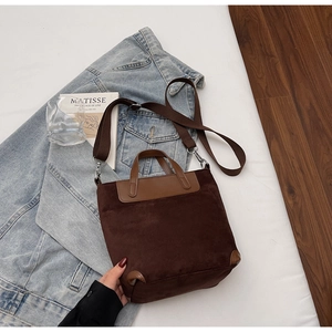 Dettaglio borsa tote in pelle scamosciata marrone scuro con finiture in pelle
