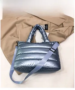 Detalle del bolso acolchado azul claro brillante con textura suave y bandolera