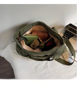Détail intérieur du grand sac fourre-tout en velours côtelé vert armée avec poches