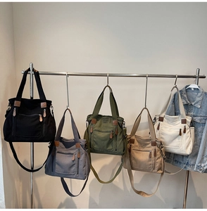 Série détaillée de sacs cabas en velours côtelé en cinq coloris avec bandoulière