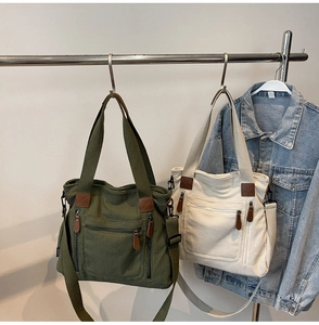 Détail de sacs cabas en velours côtelé avec plusieurs poches zippées et bandoulières