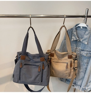 Détail des sacs cabas en velours côtelé avec fermetures éclair et bandoulières
