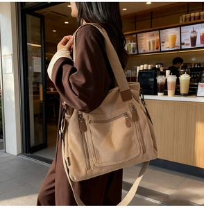 Détail du sac cabas en velours côtelé beige montrant la texture côtelée et la fermeture